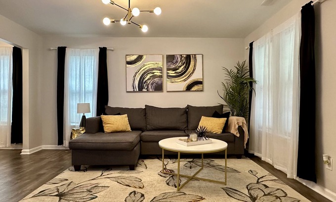 Southeast Raleigh House | Beautiful Modern House 5 minutes To Downtown Raleigh