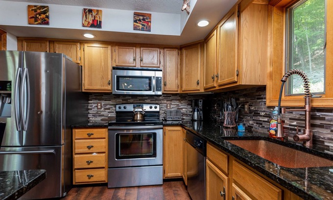 Bushkill House | Beautiful Modern Lodge! Pool Table,8 TVs,WiFi,Linen provided, Central AC,FirePit