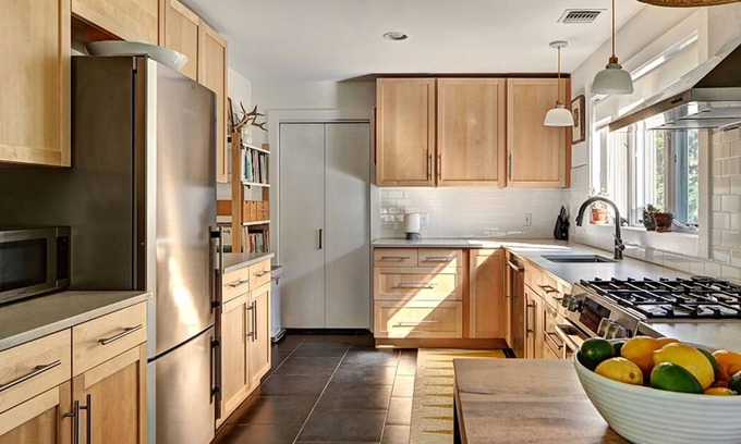 Culloden Shores Apartment | Beautiful, modern Montauk retreat with wood stove by Harbor: 4 guests max