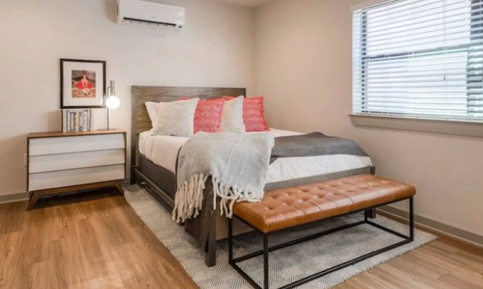 Knox - Henderson Apartment | Beautiful Modern Studio in Lower Greenville | WIFI