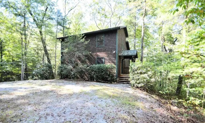 Lakemont Cabin | Beautiful Mountain Cabin, 2 bdrm, 2 bath + loft, cozy fireplace!