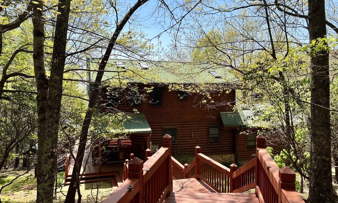 Jasper Cabin | Beautiful N. GA cabin with a pool, trails and waterfalls (Pet-friendly)