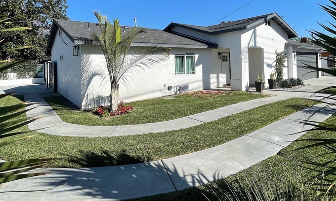 Bell Gardens House | Beautiful Neighborhood close to Resturants, Theme Parks & OC in the City of LA.