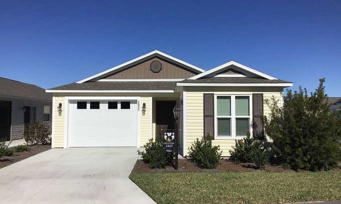 Wildwood Villa | Beautiful New 2/2 Dog Friendly Villa w/GOLF CART, BBQ & FREE WiFi!