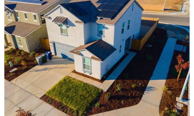 Merced House | Beautiful new 5BR home - free parking