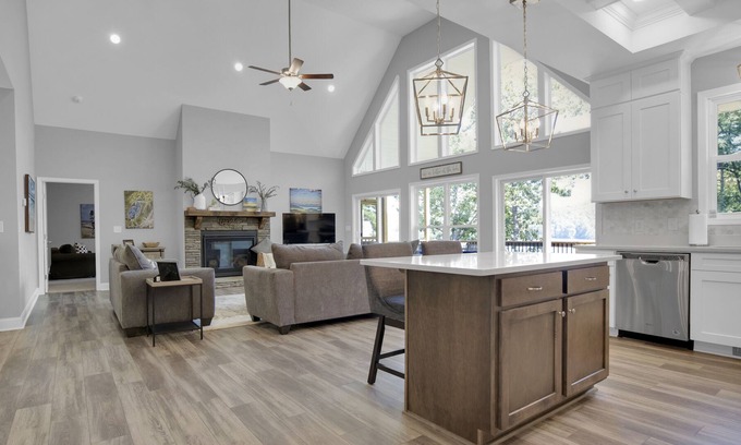 Salem House | Beautiful new construction in Turtle Head community on Lake Keowee