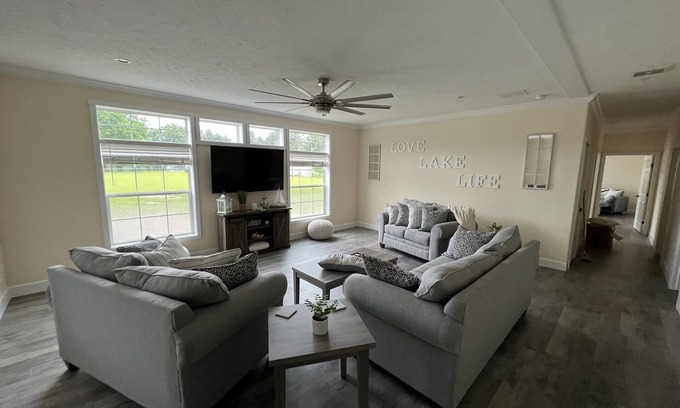 Byrdstown House | Beautiful New Home on a 3 Acre Lake view Lot, 1 Mile From Sunset Marina At DHL!