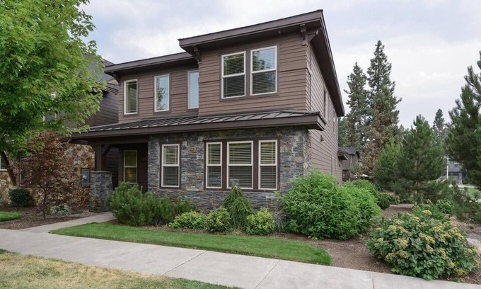 Southwest Bend House | Beautiful newer house near the Old Mill district and the Deutsches River.