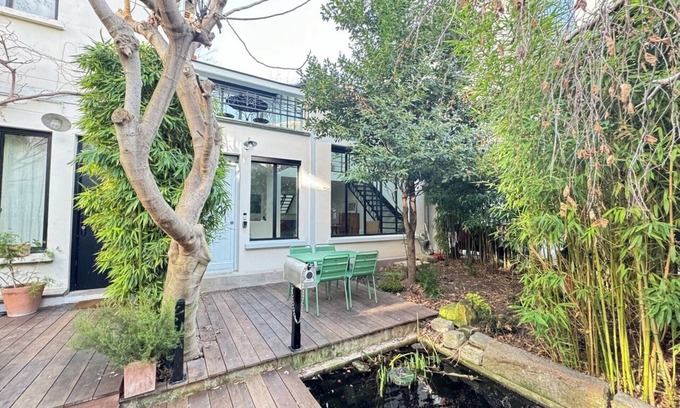 Hopital Saint-Louis Apartment | Beautiful newly renovated townhouse in green setting