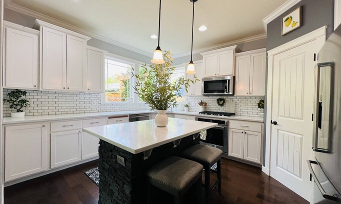 Vancouver House | 🌿Beautiful Oasis 3BR KING bed +GYM in quiet nbrhd🌿