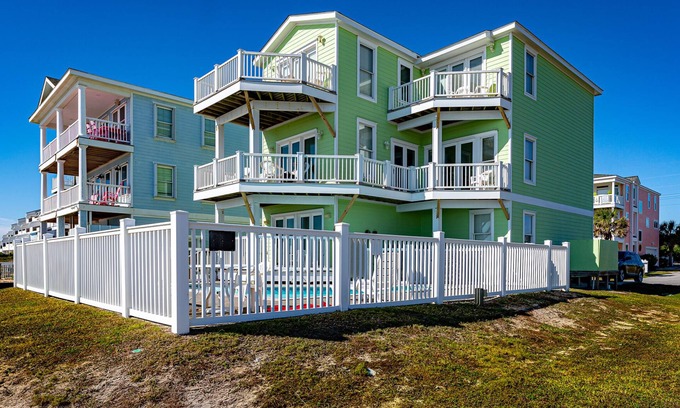 Pine Knoll Shores House | Beautiful Ocean Front House with Private Pool