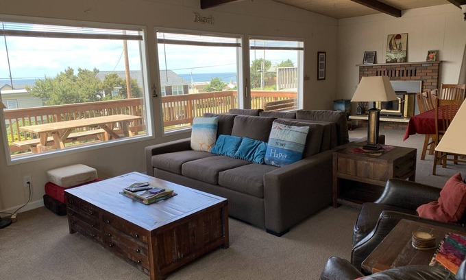 Roads End House | *Beautiful Oceanview * Hot Tub * 2 Nearby Beach Access Points