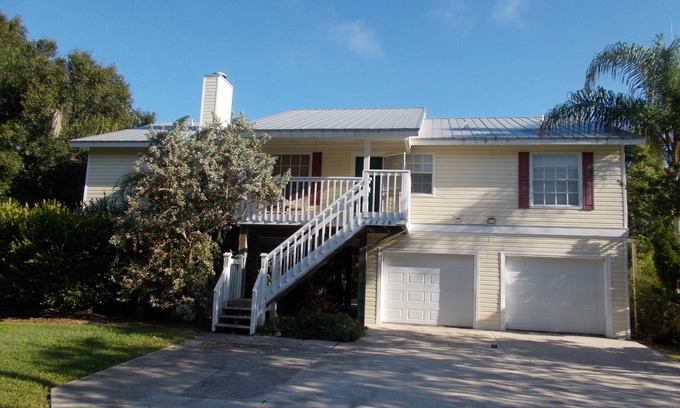Alden Pines House | Beautiful "Old Florida" Pine Island Golf Course & Marina Home