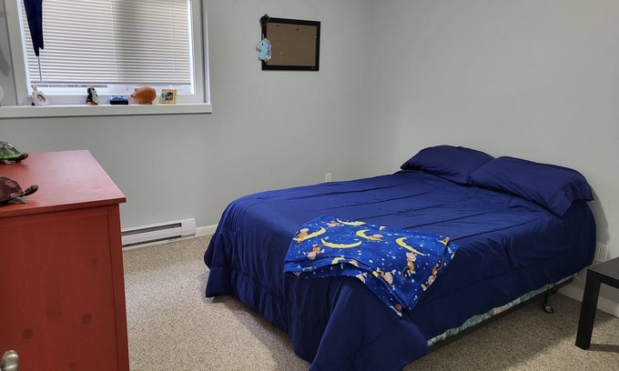 Victoria Apartment | Beautiful One Bedroom Suite in Quiet Cul de Sac near Lake