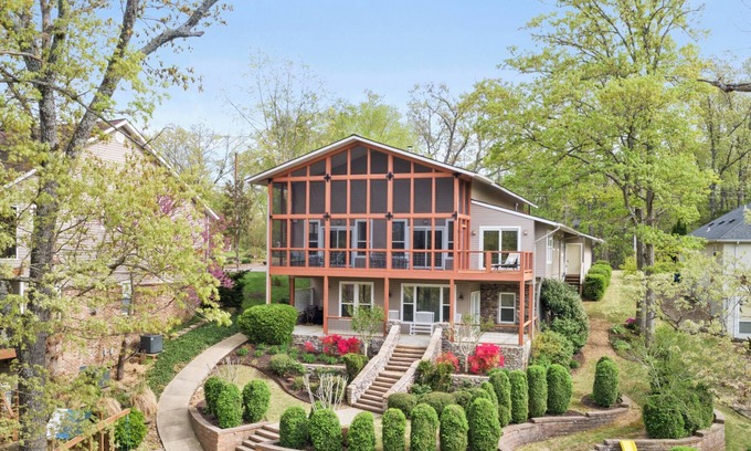 Bella Vista House | Beautiful Ozark Mountain Lakehouse