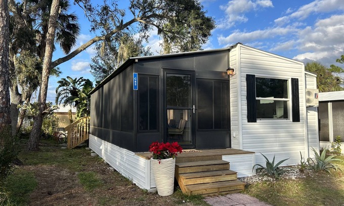 Venice House | Beautiful Paradise Escape- 2BA/1.5 BA, heated pool, resort activities, trails