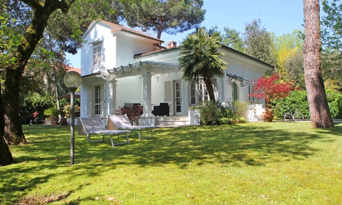 Poveromo Villa | Beautiful private villa with WIFI, A/C, TV, veranda, pets allowed, parking, close to Forte Dei Marmi