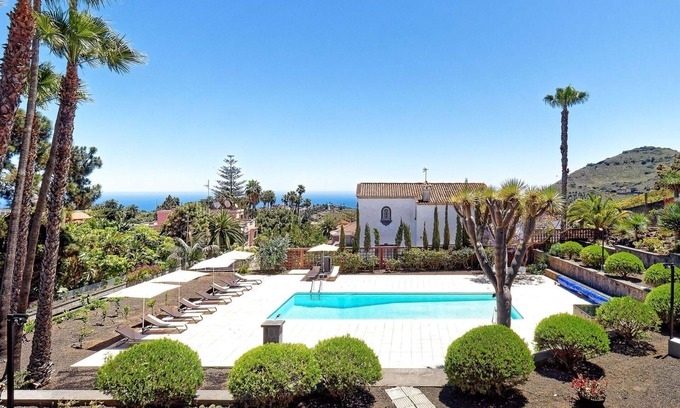 Tafira House | Beautiful private villa with WIFI, private pool, A/C, TV, patio, pets allowed and parking