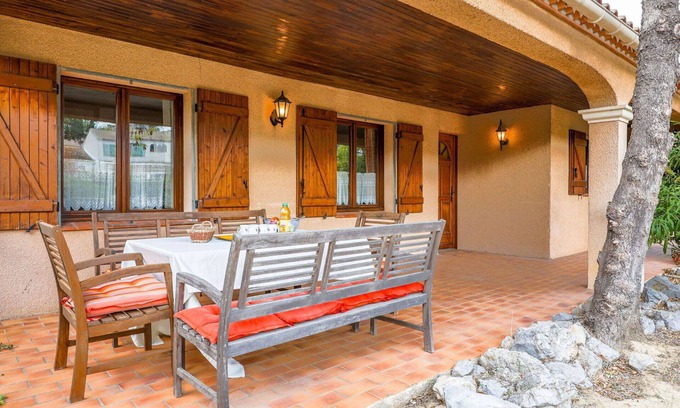 Salles-d'Aude House | Beautiful private villa for 10 guests with WIFI, TV, terrace, pets allowed and parking