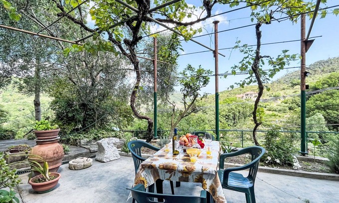 Giustenice House | Beautiful private villa for 5 guests with WIFI, terrace, pets allowed, panoramic view and parking