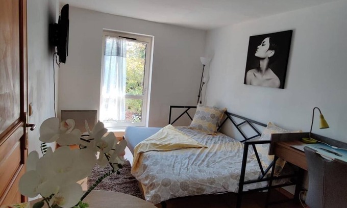 Cergy House | Beautiful private room homestay Cergy near greenery