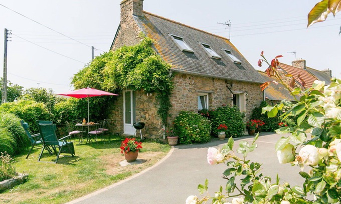Saint-Jean-du-Doigt Villa | Beautiful private villa for 2 guests with WIFI, TV, patio and pets allowed