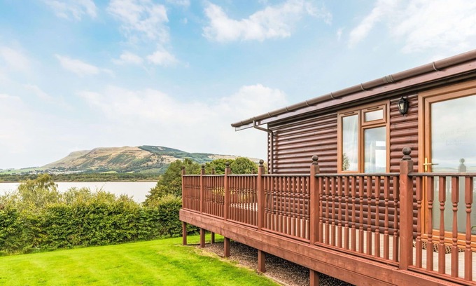 Kinross House | Beautiful private villa for 4 people with WIFI, TV, balcony, pets allowed and parking