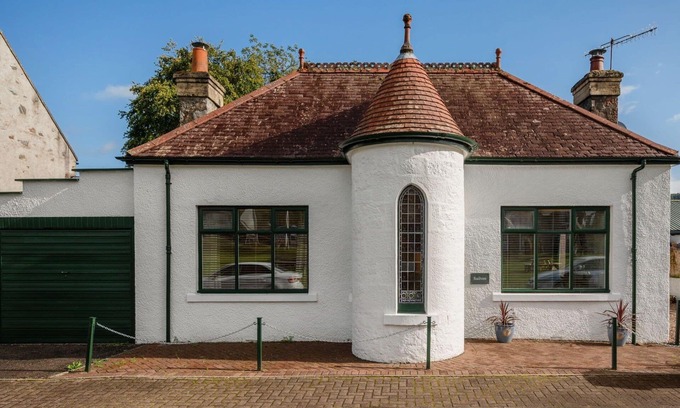 Drumnadrochit Villa | Beautiful private villa for 2 guests with WIFI, TV, patio and parking