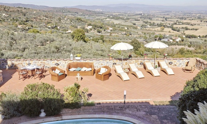Lucignano House | Beautiful private villa for 26 guests with WIFI, hot tub, private pool, A/C, TV, terrace and par.