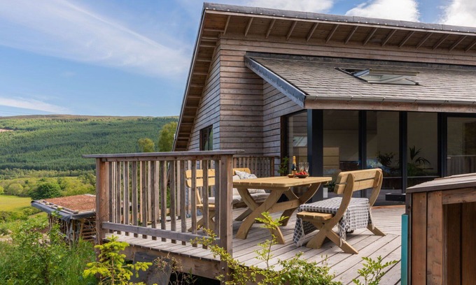 Glen Urquhart Villa | Beautiful private villa for 8 guests with WIFI, TV, terrace, panoramic view and parking