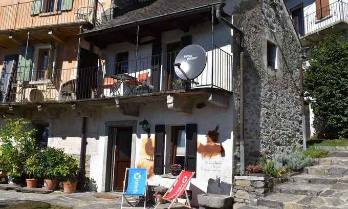 Gudo House | Beautiful private villa for 2 guests with WIFI, TV, patio, pets allowed and parking