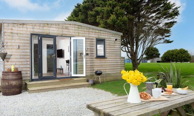 Helford Passage House | Beautiful private villa for 4 people with WIFI, TV, pets allowed, panoramic view and parking