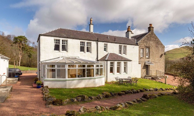Maybole Villa | Beautiful private villa for 8 people with TV, patio, pets allowed and panoramic view