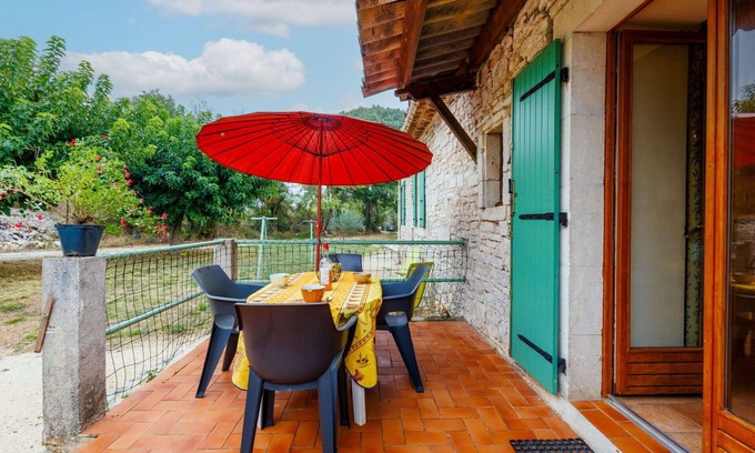 Barjac House | Beautiful private villa for 4 guests with TV, terrace, pets allowed, panoramic view and parking