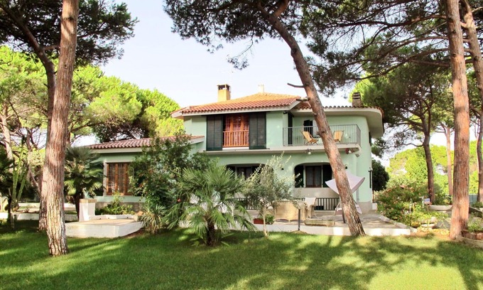 Platamona House | Beautiful private villa for 10 guests with A/C, TV, terrace and pets allowed