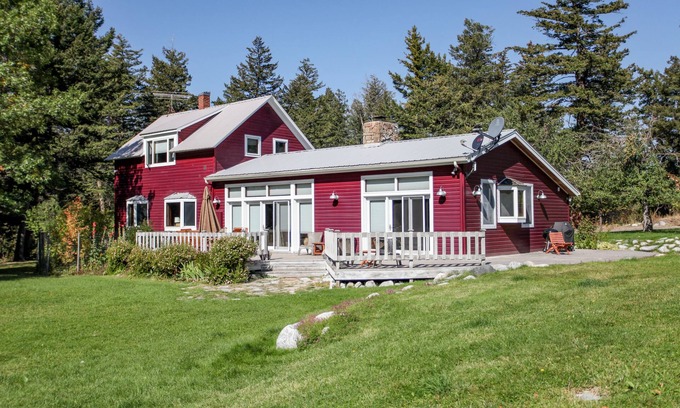 Livingston House | Beautiful property, spectacular view. House + guest house, close to Yellowstone.