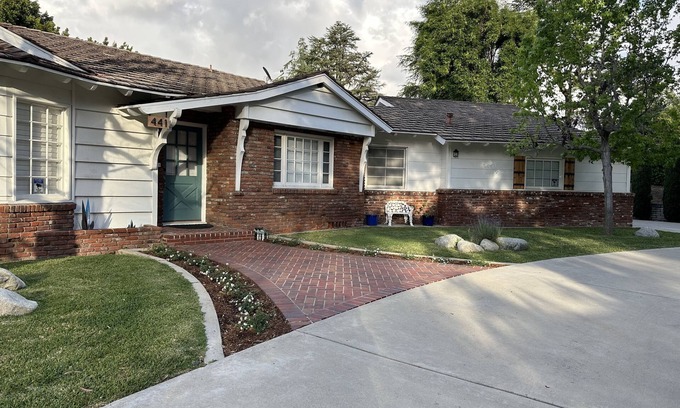 Fullerton House | Beautiful Ranch Home Retreat Park Like Setting on 3/4 AcrenClose to Disneyland