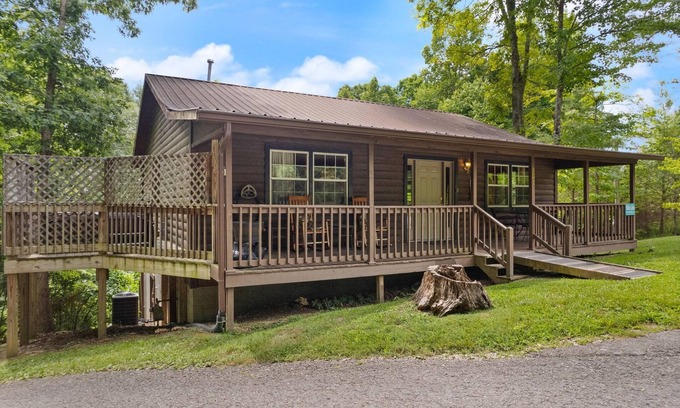 Rogers Cabin | Beautiful Ranch Log Cabin in the picturesque mountains of Red River Gorge, KY