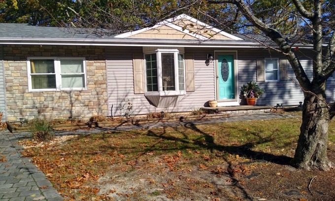 Toms River House | Beautiful Ranch w/3 bedrooms and 3 baths/open concept/big back yard/dog friendly