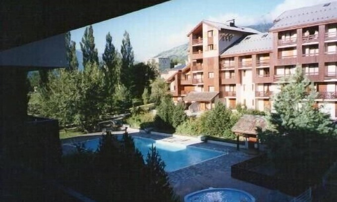 Bourg-Saint-Maurice Apartment | Beautiful renovated apartment of 7 people in residence with summer pool.
