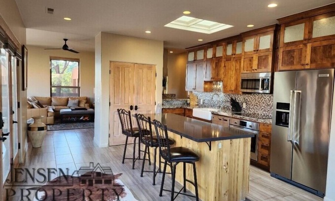 Ivins House | Beautiful Red Mt Kayenta Views 3br/3ba/3car/Min30 dynDiscounted long term avail.