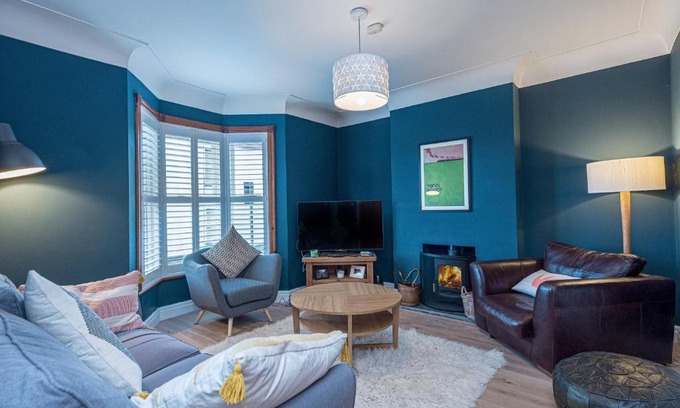 Ruthin House | Beautiful Redbrick Home in Ruthin Centre & Parking