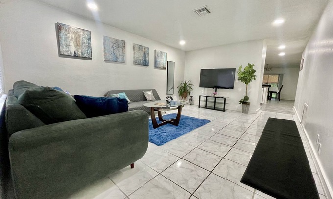 North Lauderdale House | Beautiful Relaxing 3 Bedroom & 2 Bathroom Home