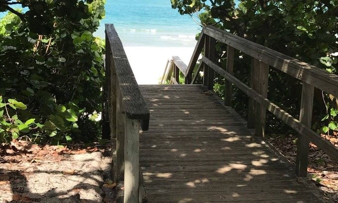 Jupiter Condo | Beautiful renovated condo, close walk to Jupiter Beach!