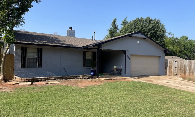 Norman House | Beautiful renovated home within 3miles of OU. Easy access to I-35.
