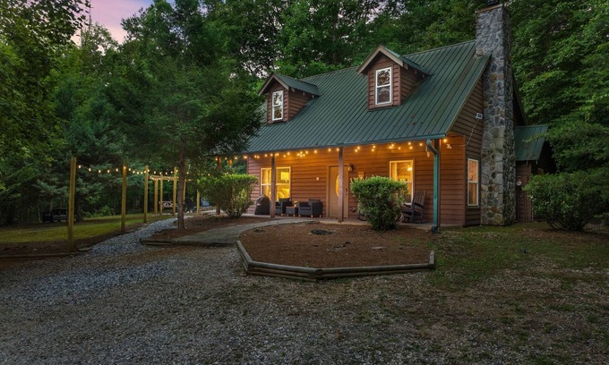Helen Cabin | Beautiful Renovations, Hot Tub, Huge King Beds, Amenity Packed