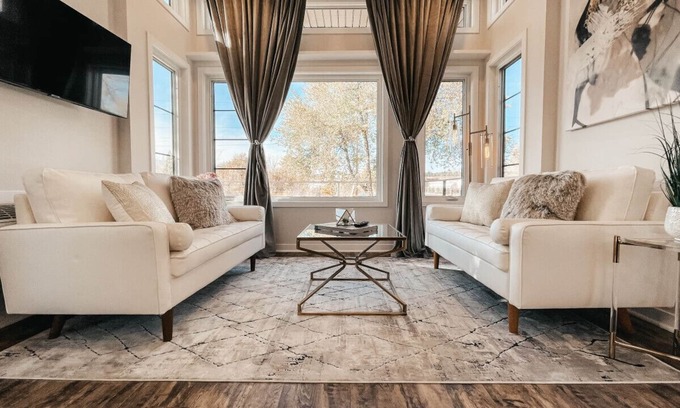 Reno House | Beautiful River Front Cottage: Pearl