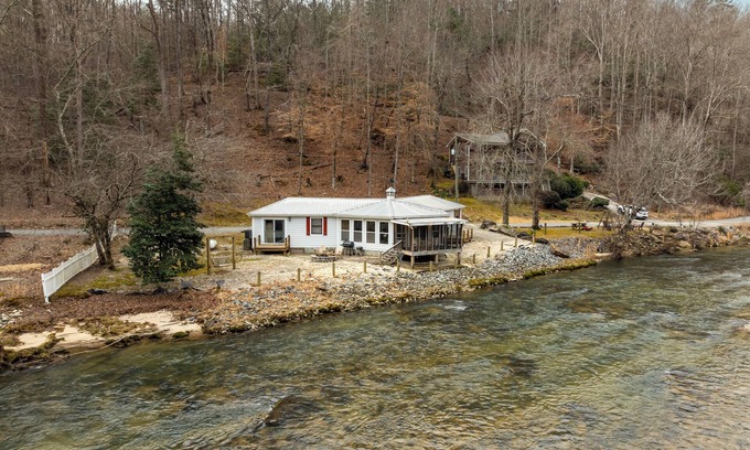 Ellijay House | Beautiful River House located directly on the Cartecay River