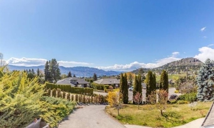 Central Okanagan Bed & Breakfast | Beautiful Room In Rodee Homestay, B&B - West Kelowna