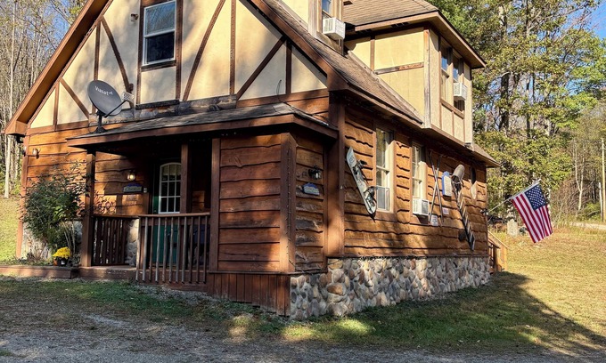 Great Valley Ski Chalet | Beautiful Rustic 4 bdr Chalet Made For Big Groups and Life Long Memories!